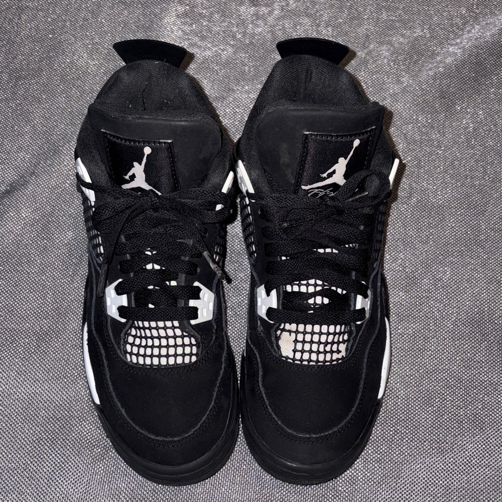Jordan 4 White Thunder size 5.5Y….